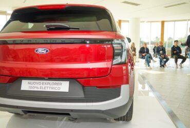 Il nuovo Explorer 100% elettrico apre la strada ai nuovi veicoli elettrici Ford thumbnail