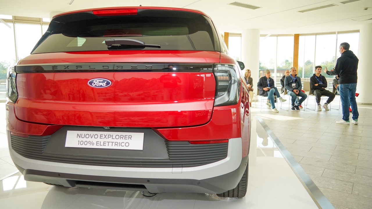 Il nuovo Explorer 100% elettrico apre la strada ai nuovi veicoli elettrici Ford thumbnail