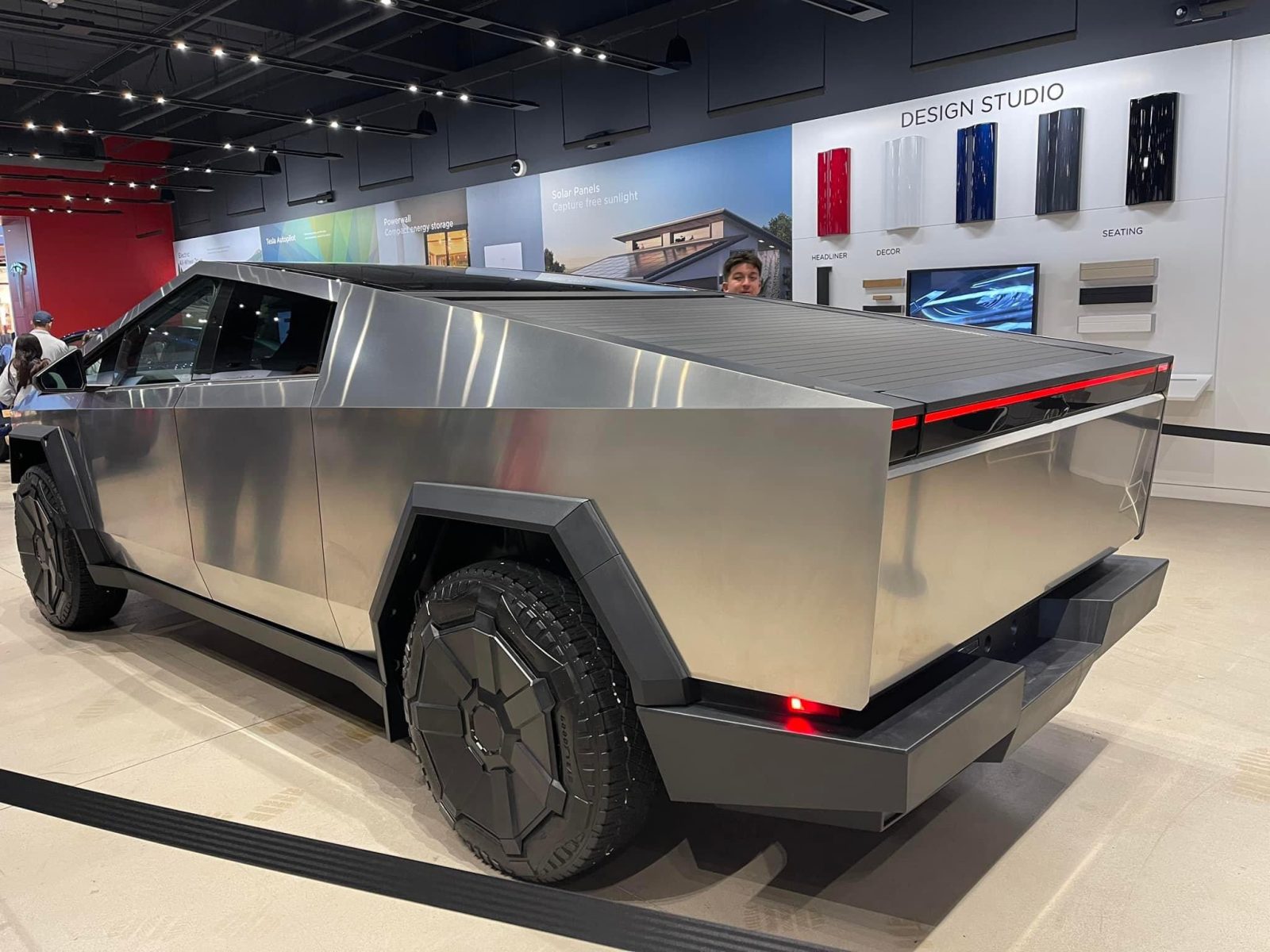 Tesla Cybertruck: finally in the dealership!