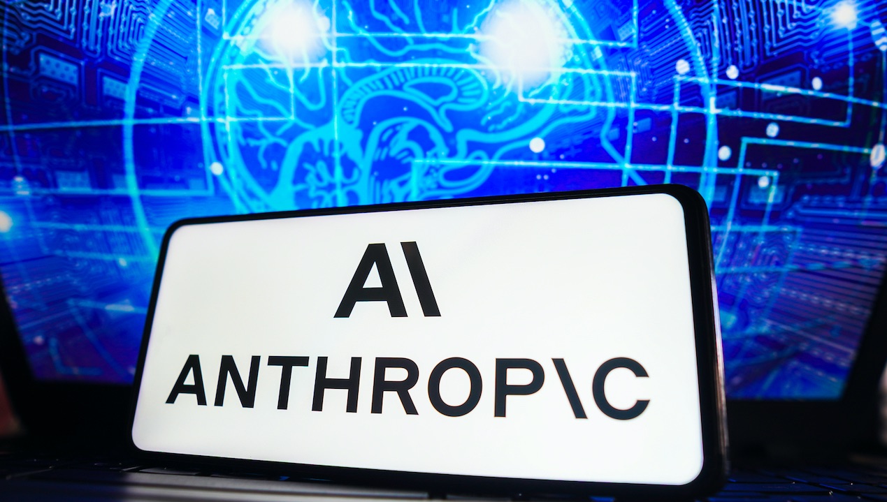 Anthropic annuncia il chatbot Claude 2.1, due volte più potente di GPT-4 Turbo thumbnail