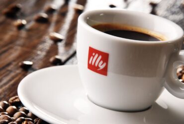 Illy Deep Pink, la macchina del caffè limited edition per una pausa tutta rosa thumbnail