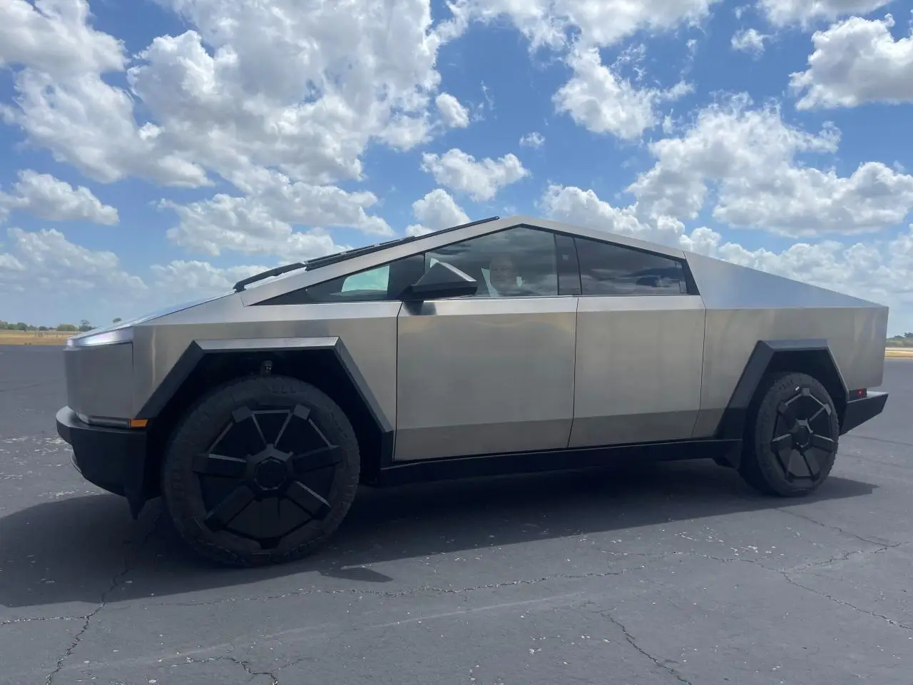 Tesla Cybertruck: finally in the dealership!