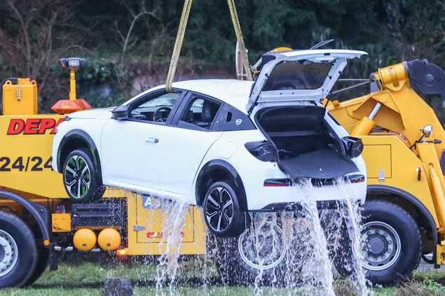 Lancia Ypsilon 2024: spy photos of the prototype that ended up underwater