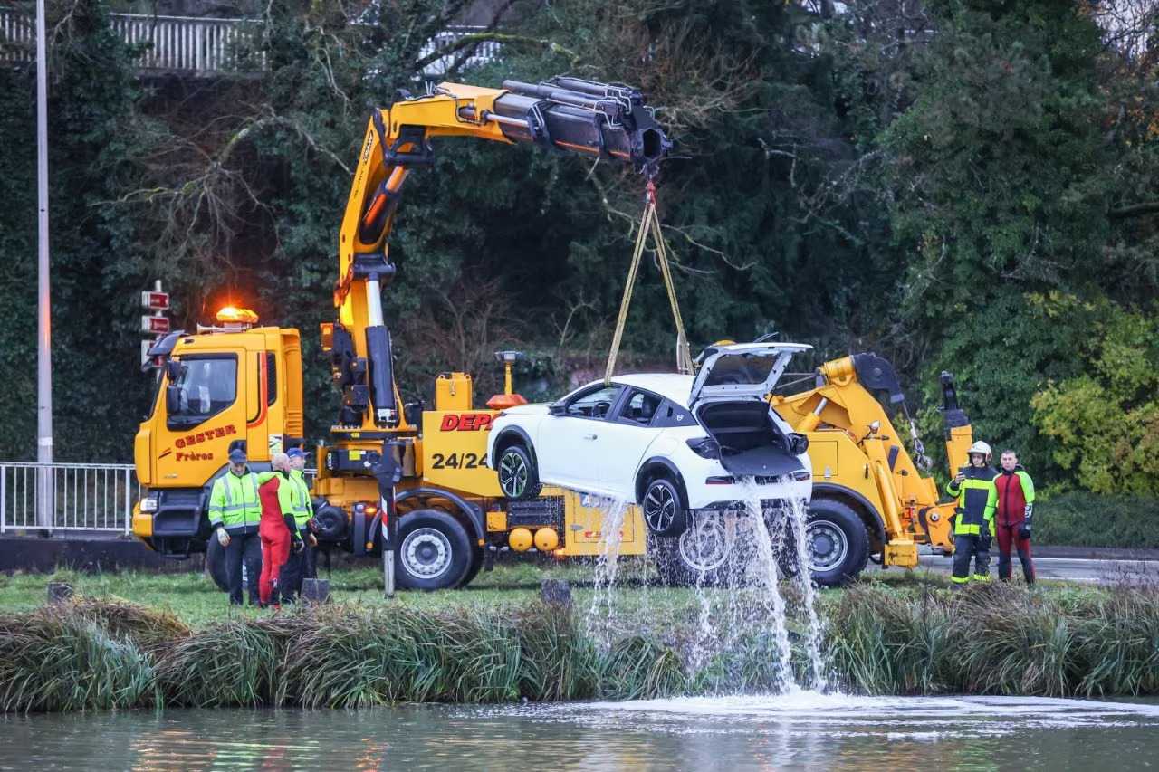 Lancia Ypsilon 2024: spy photos of the prototype that ended up underwater