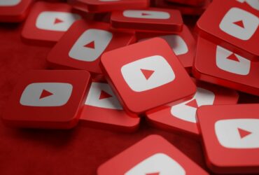 I 10 video musicali più visti su YouTube nel 2023 thumbnail