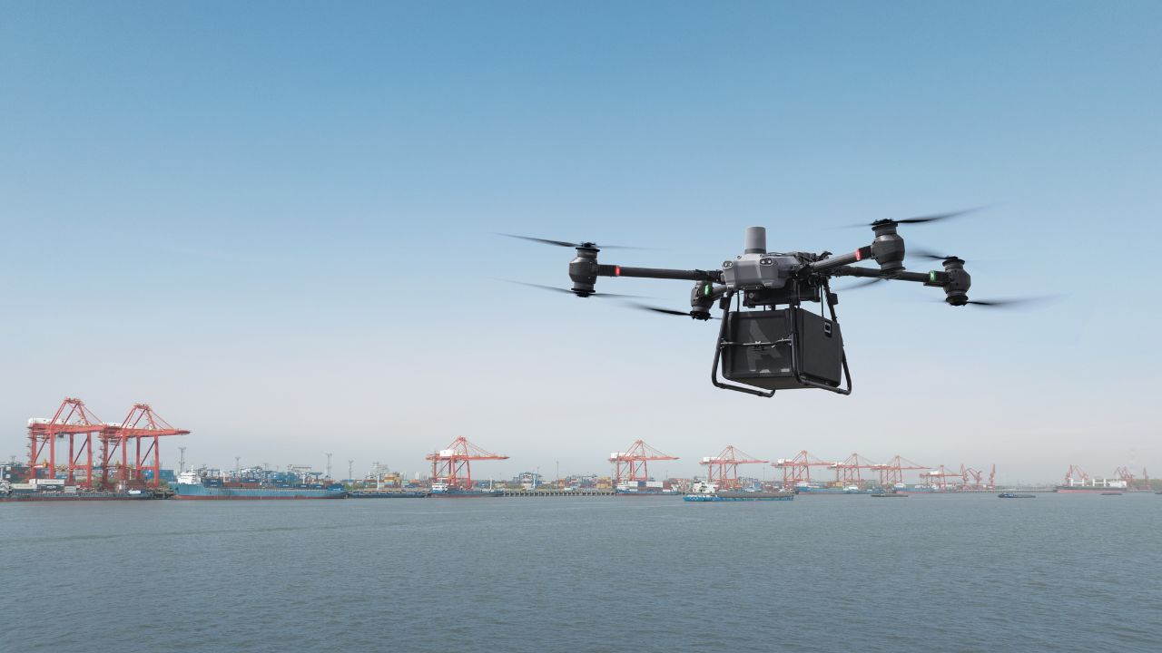 DJI presenta FlyCart 30: un drone che promette di rivoluzionare le consegne aeree thumbnail