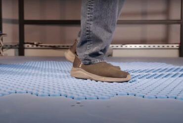 Un tappeto per muoversi in sicurezza in VR? Disney annuncia HoloTile thumbnail