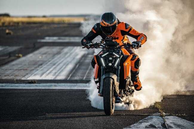 NEW KTM 1390 SUPER DUKE: The "Beast" is renewed