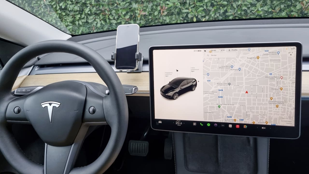 Celly: ecco la gamma di supporti smartphone per Tesla thumbnail