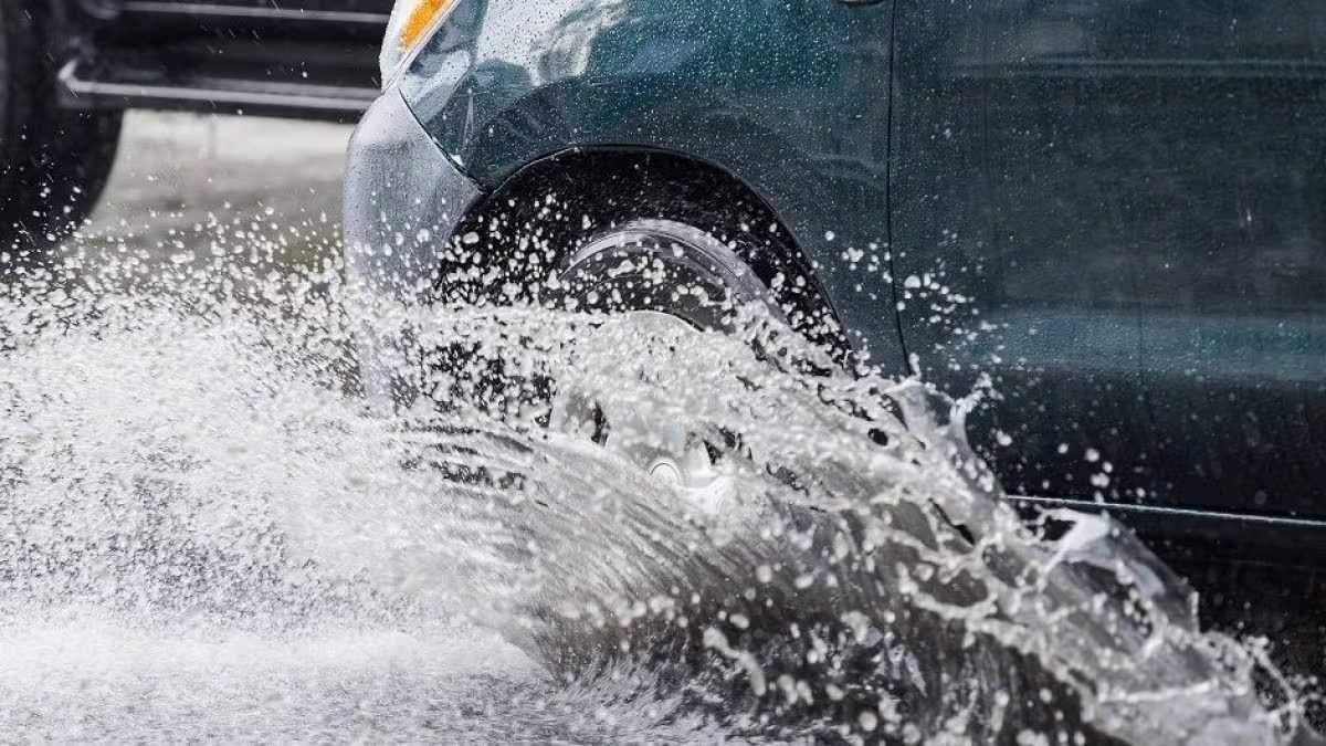 How to drive in heavy rain: tips and tricks