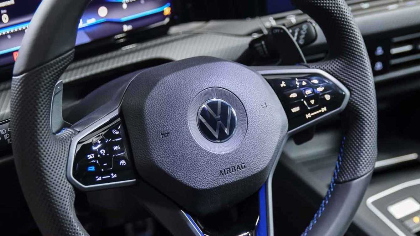 Buttons in the car, a welcome return: will touch disappear?