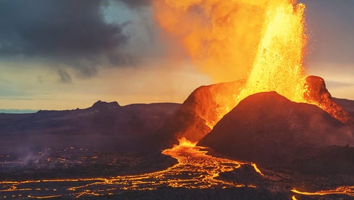 Krakatoa eruption of 1883: why were the sunsets green?