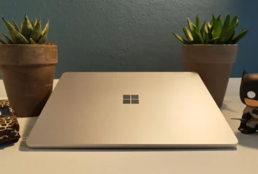 La recensione di Surface Laptop Go 3: amiamo la forma, non la sostanza thumbnail