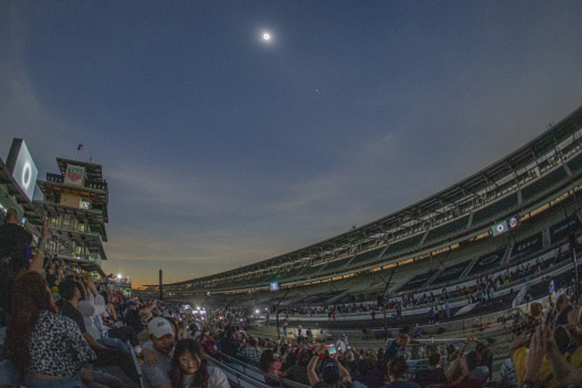 Solar eclipse at IndyCar in Indianapolis: engines and nature
