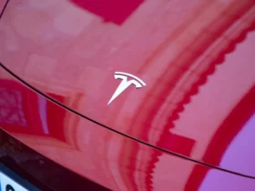 Tesla: in arrivo licenziamenti per oltre il 10% dei dipendenti thumbnail