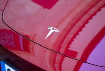 Tesla: in arrivo licenziamenti per oltre il 10% dei dipendenti thumbnail